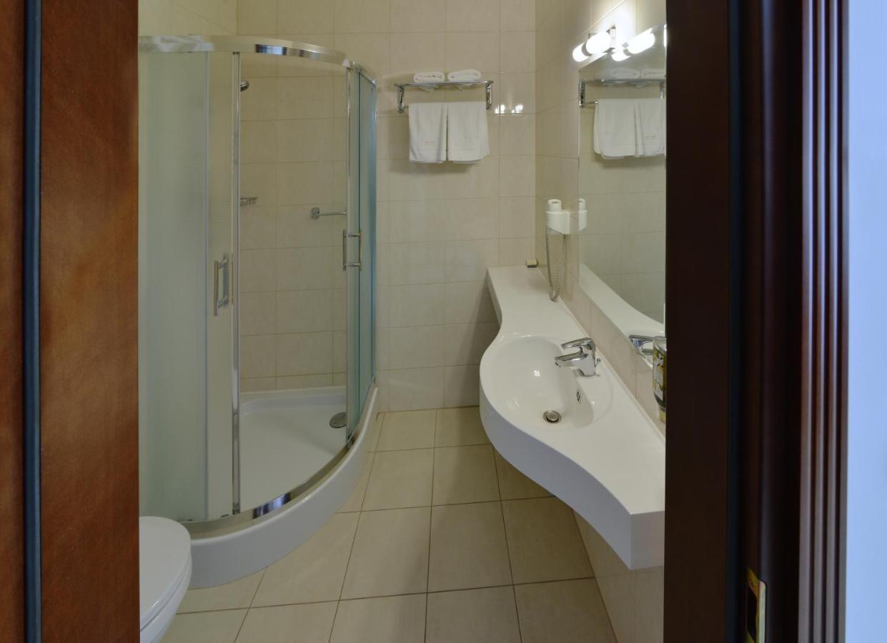 Hotel Ulubiony Костшин Екстер'єр фото